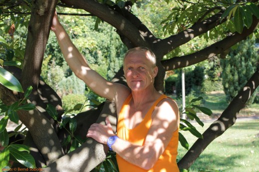 web_bernd-b-unter-baum2