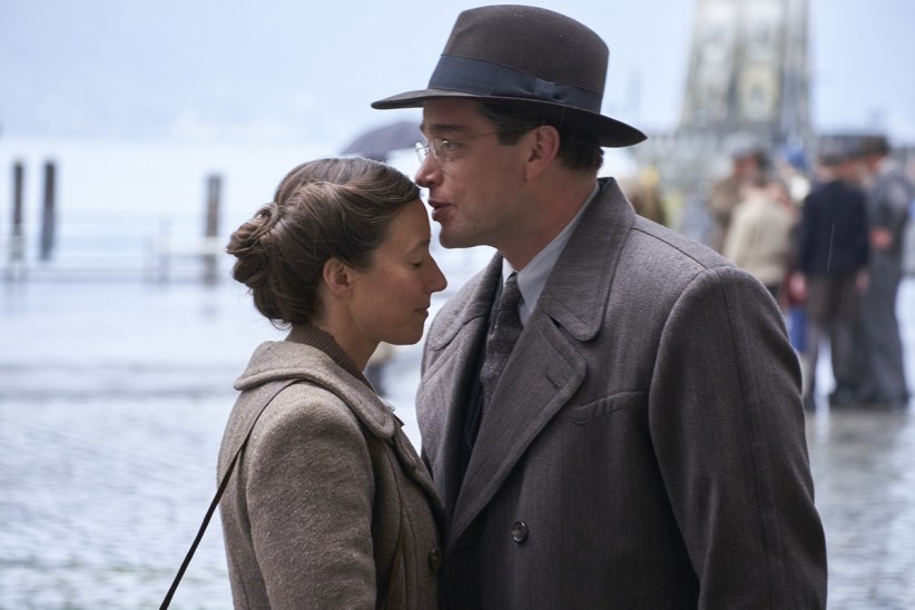 Richard (Ronald Zehrfeld) wird in Mainz eine Stelle als Richter antreten. Ehefrau Claire (Johanna Wokalek) bleibt zunächst jedoch zurück im Schwäbischen.