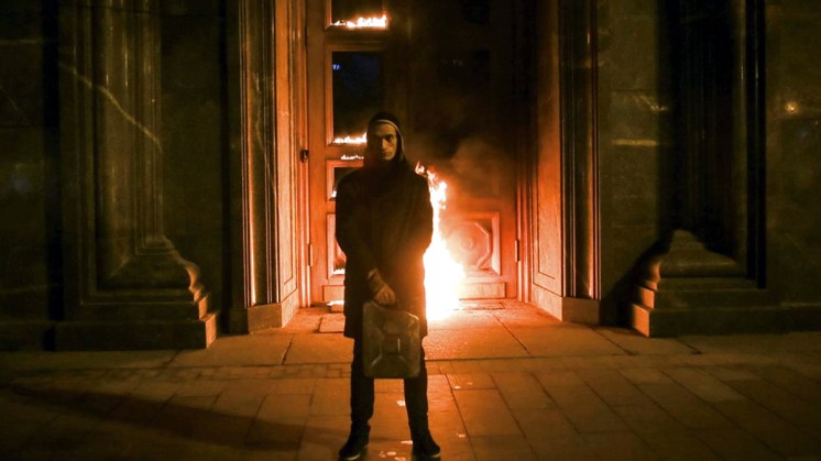 Pjotr Pawlenski vor brennender FSB-Tür